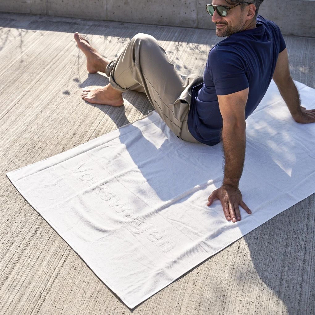 Volkswagen ručnik za plažu, boja offwhite (prljavo bijela).
