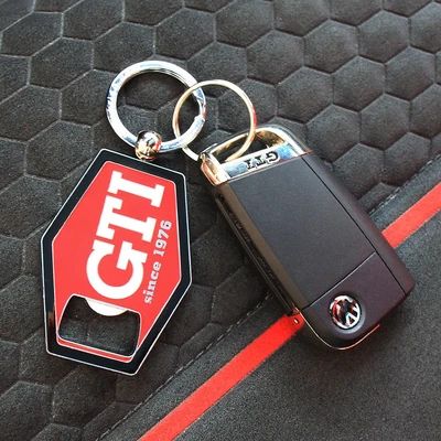 Volkswagen GTI privjesak za ključeve s otvaračem za boce, crveni
