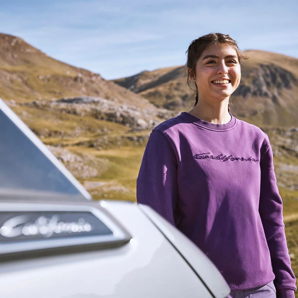 Sa svojim laganim “used” izgledom, ton-u-tonu California flock motivom na prsima i ušivenim logom na rukavu, izgledaš opušteno u svakom trenutku. Organski pamuk (OEKO-TEX® 100) pruža ugodan osjećaj i održivost – savršeno za opuštene zalaske sunca uz more.
