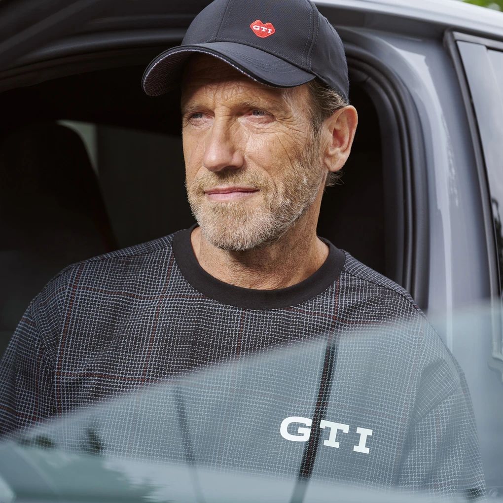 Volkswagen GTI kapa, unisex, crna – s motivom srca.
