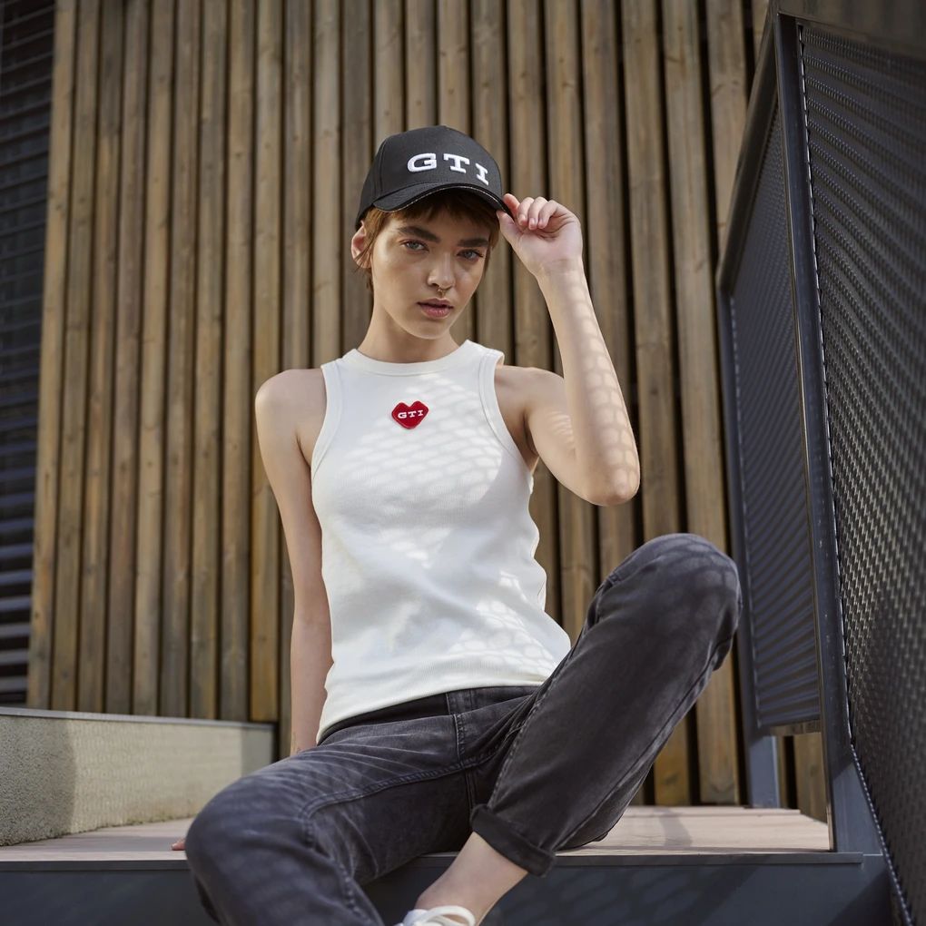 Volkswagen GTI kapa, unisex, crna – s bijelim GTI natpisom.
