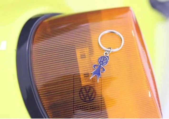 Volkswagen Classic Parts privjesak za ključeve „VW djevojčica“
