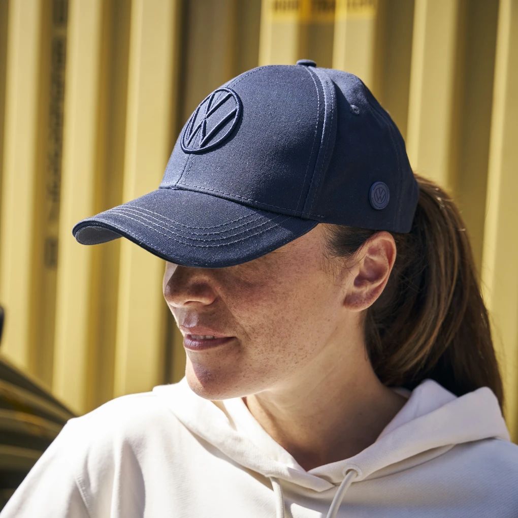 Volkswagen kapa s klasičnim VW logom, tamnoplava.
