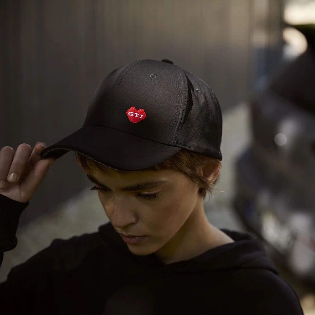 Volkswagen GTI kapa, unisex, crna – s motivom srca.
