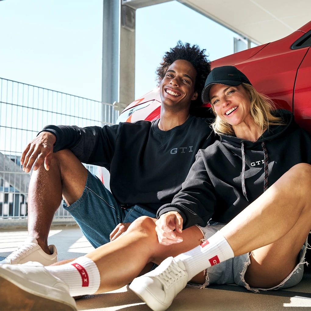 Volkswagen kapa crna, unisex, GTI kolekcija – s crvenim gumbom.
