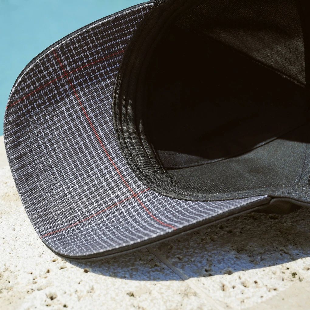 Volkswagen kapa crna, unisex, GTI kolekcija – s crvenim gumbom.
